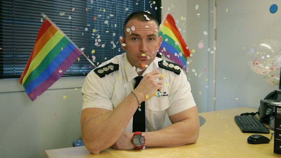 Кадр из видео, на котором изображен мужчина в окружении конфетти