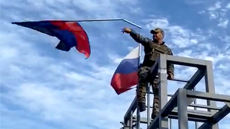 Ukrainskiй voennый sbrasыvaet flag samoprovozglašennoй DNR v Limane