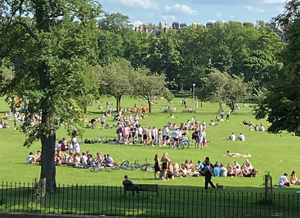 Толпы на Эдинбургских лугах