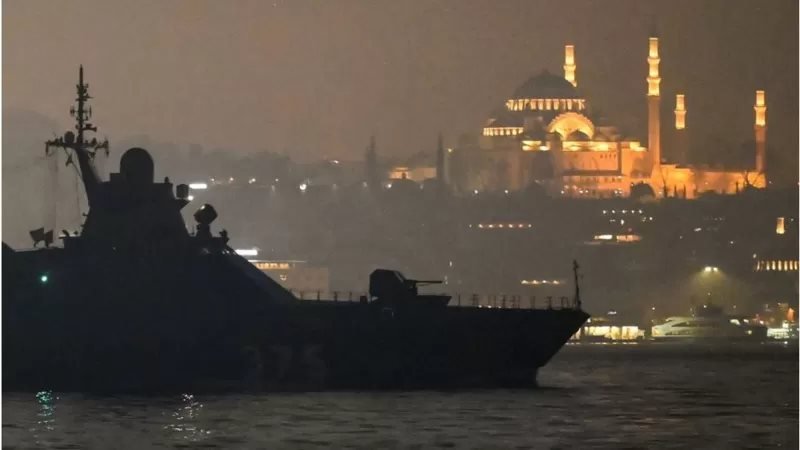 Rus donanmasına ait karakol gemisi Project 22160 Dmitriy Rogachev 375 İstanbul Boğazı'ndan Karadeniz'e doğru ilerlerken, 16 Şubat 2022