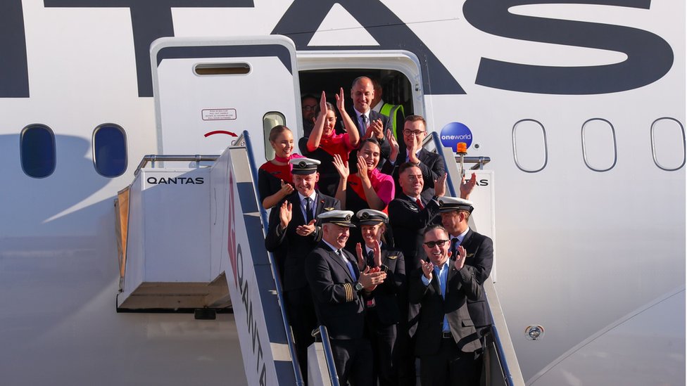 Генеральный директор Qantas Group Алан Джойс и команда после прибытия в аэропорт Сиднея после завершения беспосадочного тестового полета из Нью-Йорка