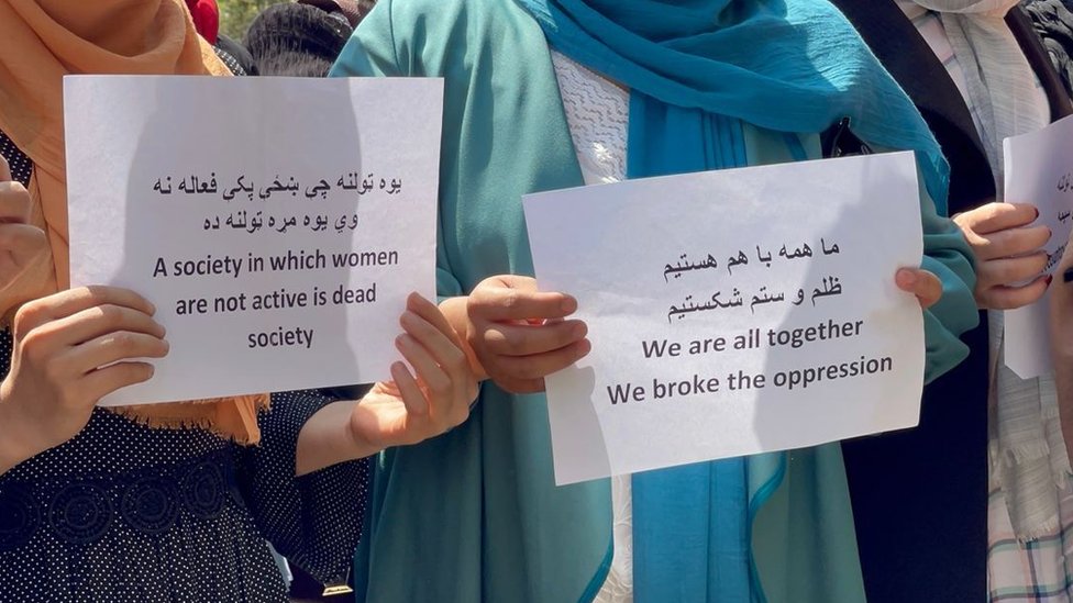 Kabil'de bazı kadınlar yasaklara karşı protesto gösterisi düzenledi