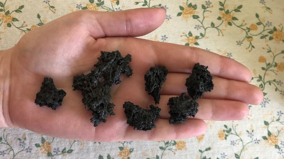 Irene Corsaro muestra algunos de los fragmentos de lava que bañaron su auto