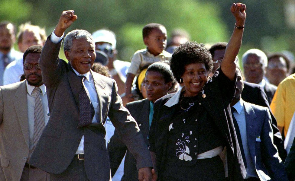 Нельсон Мандела и его жена Винни Мандела в день его освобождения из тюрьмы в Южной Африке 11 февраля 1990 г.