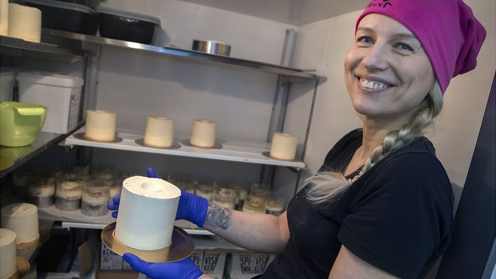 赫爾辛基的一家蛋糕店製作了廁紙形狀的蛋糕，為抗疫募捐籌款。