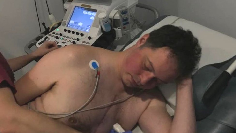 Chris Slegg siendo examinado por un médico.