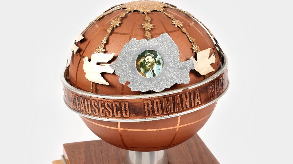 Глобус с коммунистической Румынией в центре