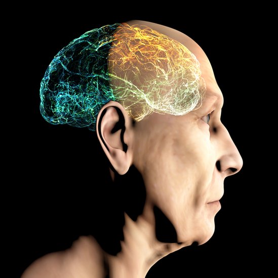 Un anciano de perfil con la imagen de conexiones neurales superpuesta
