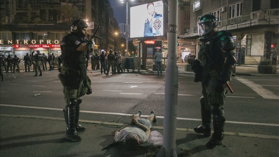 Pripadnici Ministarstva unutrašnjih poslova stoje iznad demonstranta koji leži na zemlji, Beograd, 8. jul 2020.