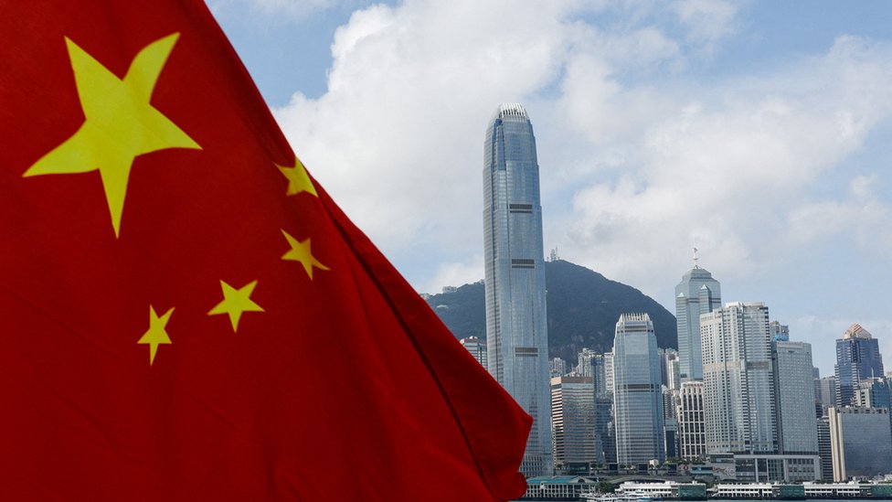 2022年10月1日國慶節，中國香港中環金融區前懸掛的中國國旗。