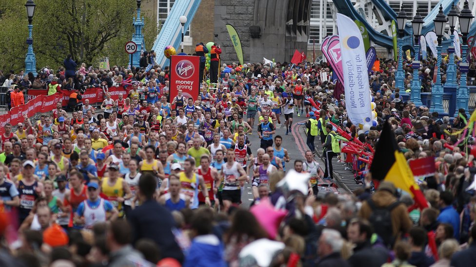 Cerca de 40.000 personas participan cada año en la maratón de Londres, que este domingo regresa a las calles de la capital británica. Corredores de la maratón de Londres en 2016