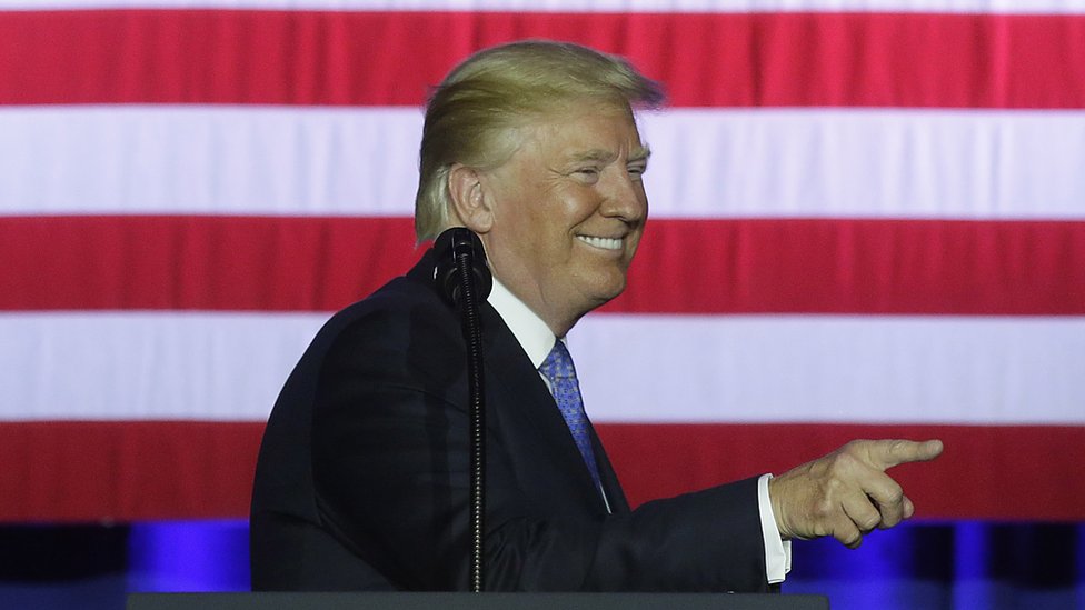 Дональд Трамп улыбается во время своей налоговой речи в Индианаполисе