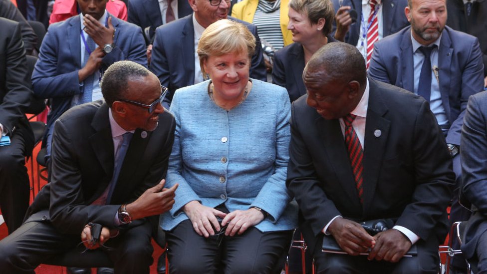 德國總理默克爾（中間）於2017年發起《非洲契約》，幫助鼓勵對非洲的私人投資。