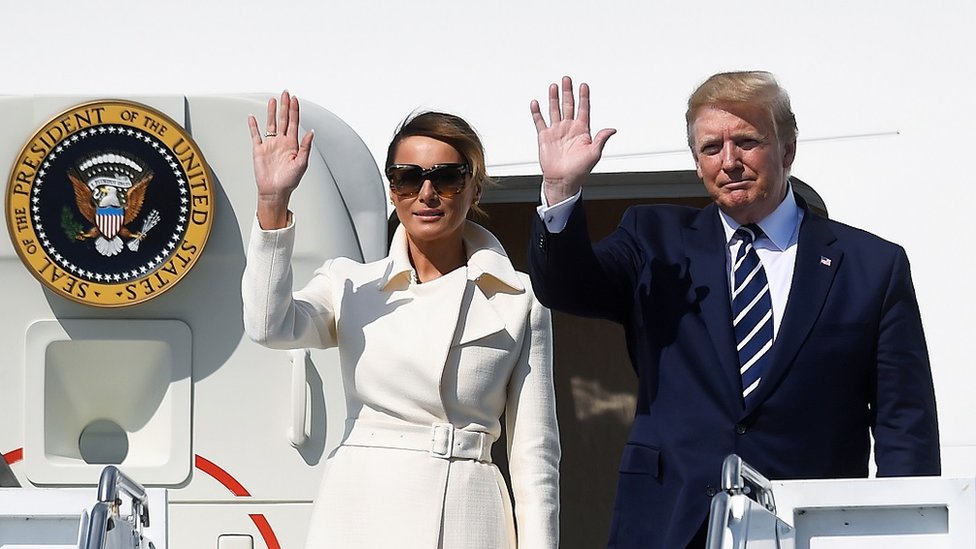 Дональд Трамп и Мелания Трамп покидают Air Force One в аэропорту Шеннон