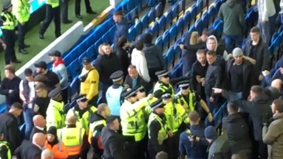 Полиция и болельщики в матче "Лидс Юнайтед против Бирмингема Сити" (19.10.19)