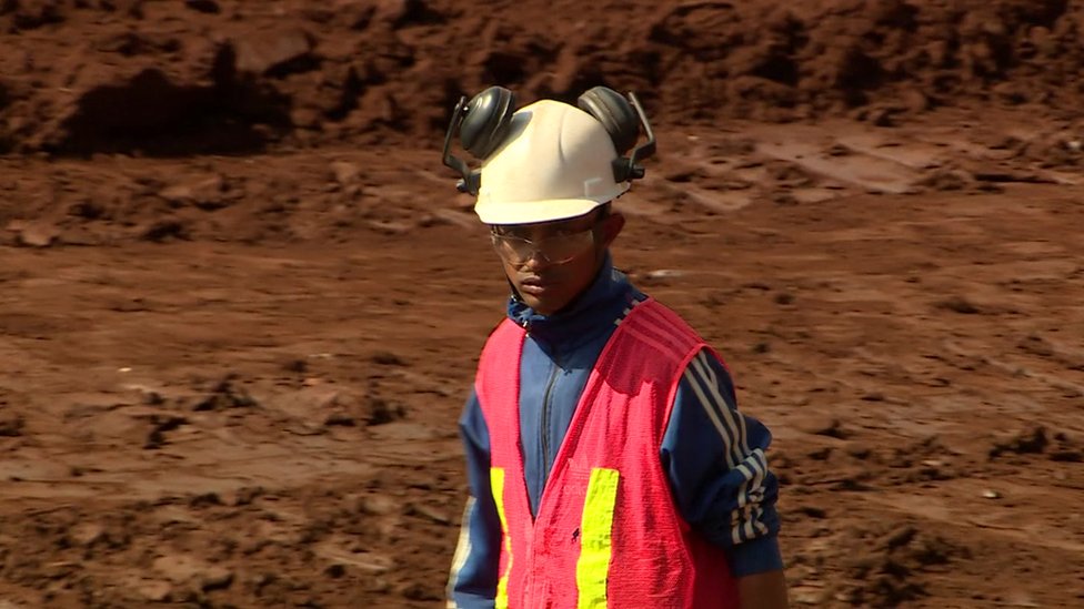 Бразильский рабочий принимает участие в уборке