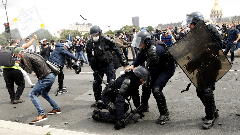 Французский ОМОН получает снаряды во время антиправительственной акции протеста в Париже, Франция, 16 июня 2020 г.