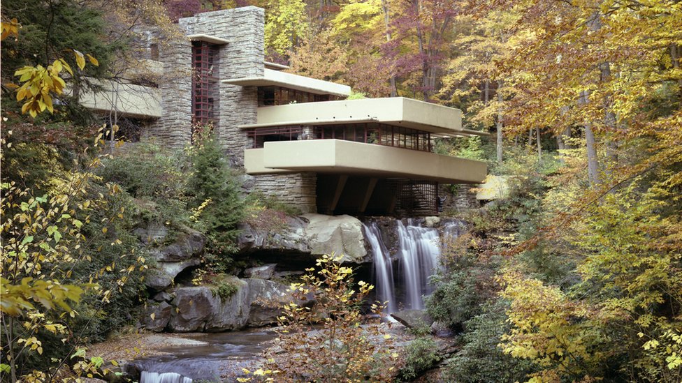 A polêmica casa sobre uma cascata considerada a 'melhor obra de arquitetura dos EUA' - BBC News Brasil