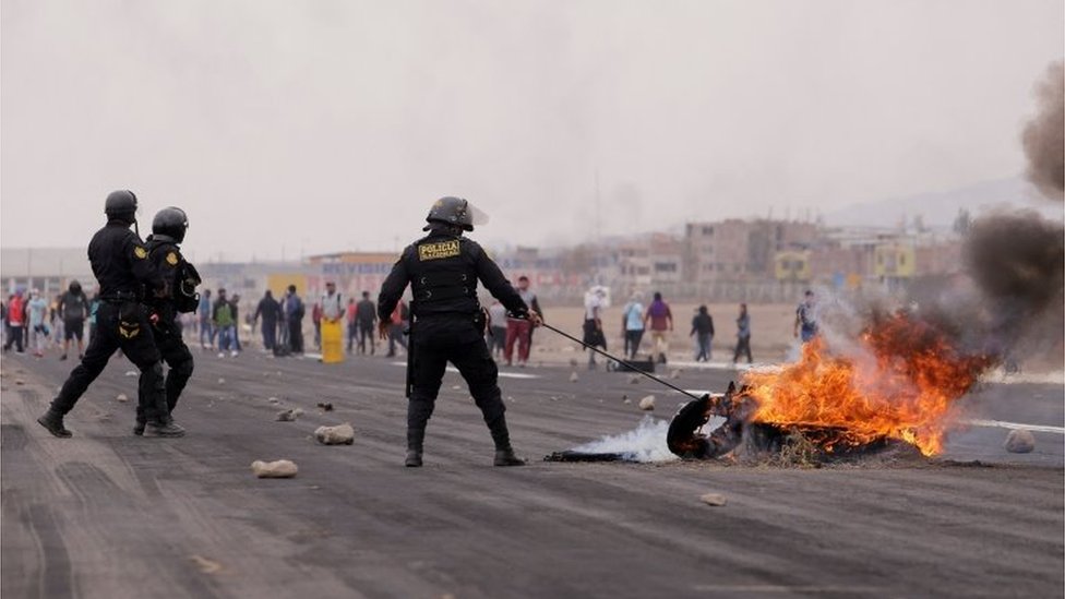 Policías y manifestantes se enfrentaron en la pista del aeropuerto de Arequipa.