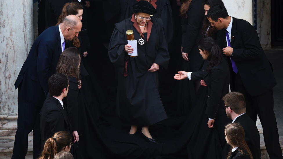 Bachelet recibe un doctorado honoris causa en la Universidad de Evora, en Portugal, de la mano del presidente. Fueron siete, en total, los que le dieron. Bachelet recibe un doctorado honoris causa