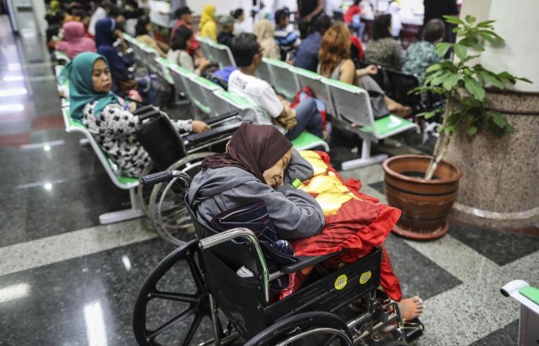 Los pacientes en el hospital de Yakarta tuvieron que esperar varias horas para ser atendidos. Pacientes en hospital de Yakarta, Indonesia.