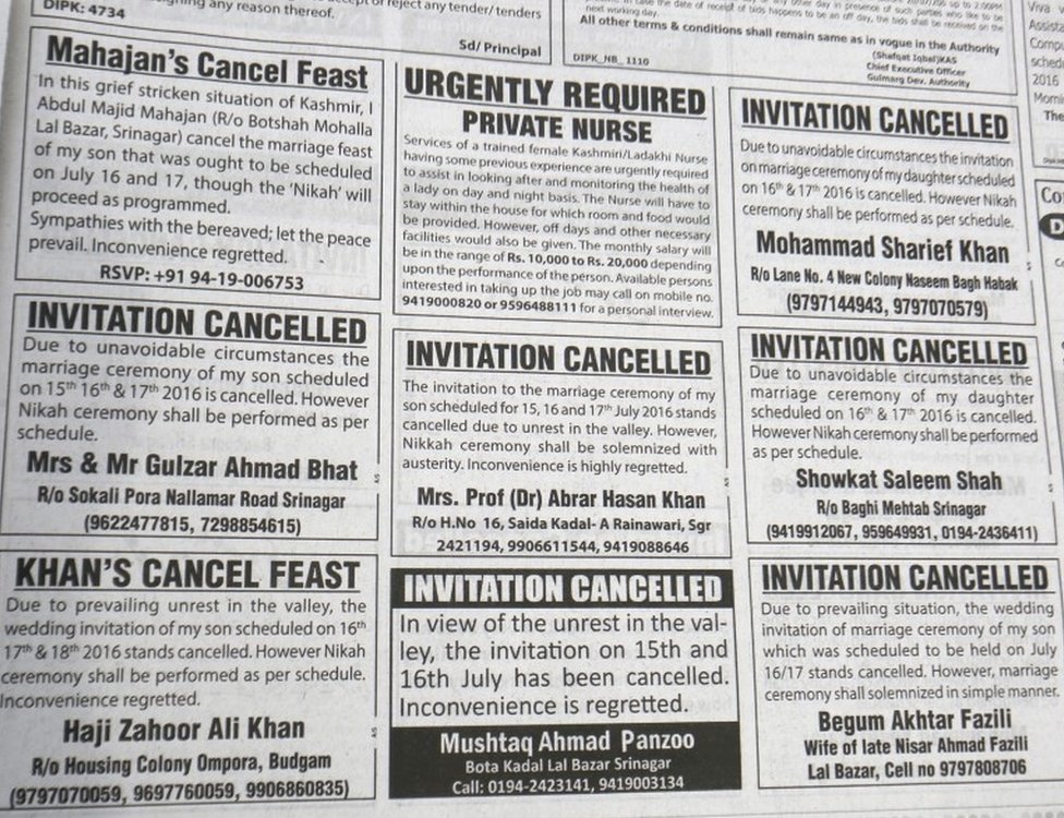 Страница с объявлениями местной газеты, заполненная сообщениями об отмене приглашений на брак, в Шринагаре, летней столице индийского Кашмира, 14 июля 2016 года.