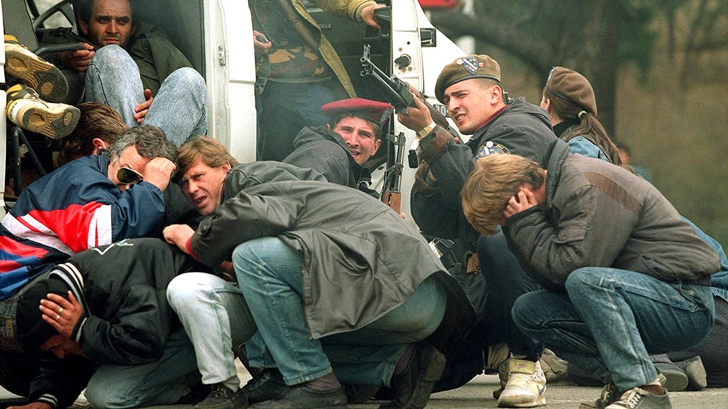 Pripadnik specijalnih bosanskih snaga i civili pod vatrom sprskih snajpera, Sarajevo, 6. aprila 1992.