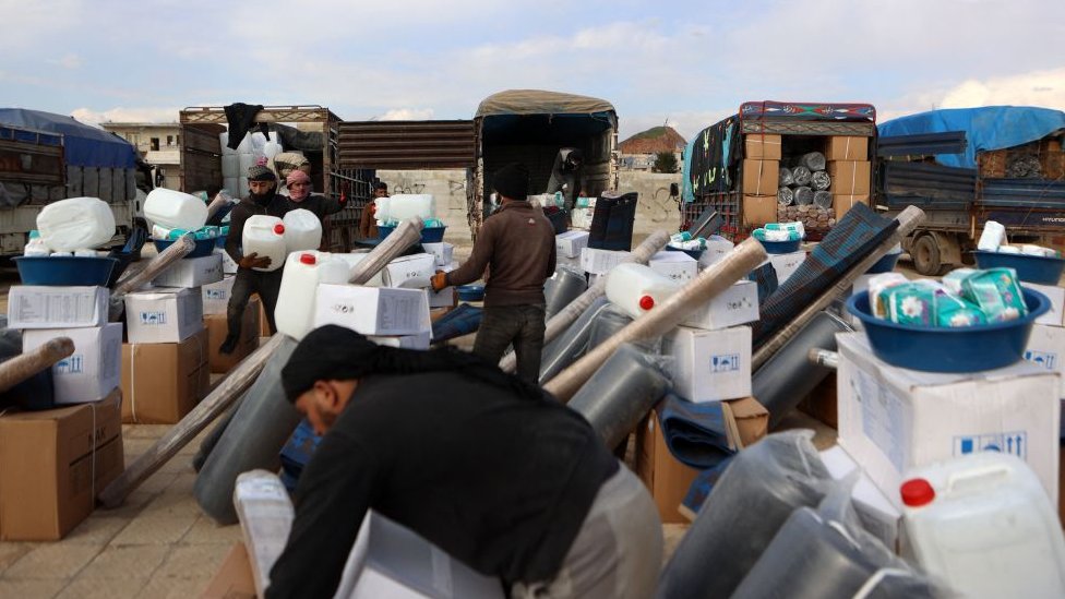 Voluntarios distribuyen ayuda humanitaria en un campamento improvisado en una escuela en la ciudad de Atareb.