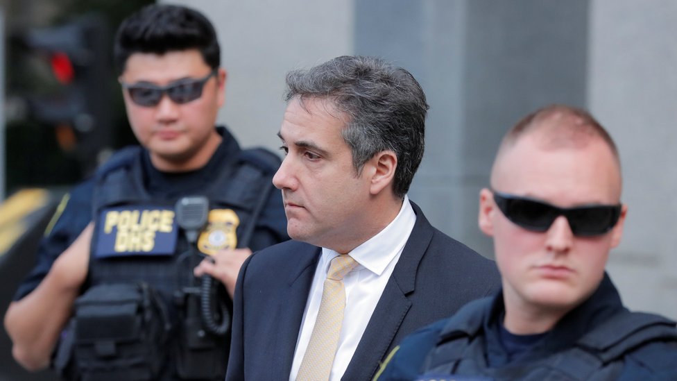 Michael Cohen entre policías