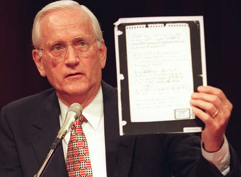 William Sessions fue despedido de su cargo de director del FBI por el presidente Bill Clinton en 1993. William Sessions.