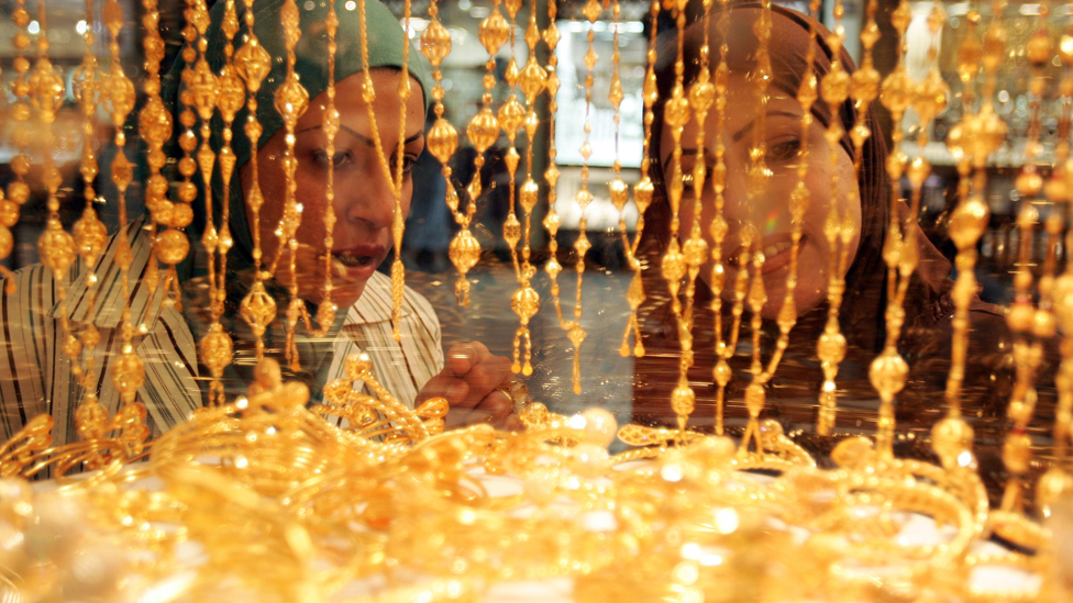 Две женщины смотрят на золото в Дубае