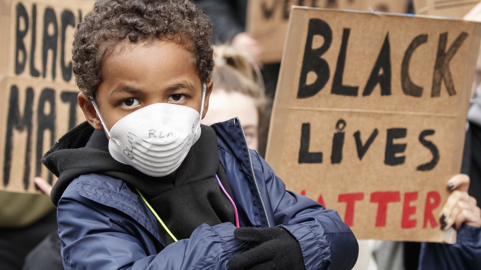 طفل مشارك في مظاهرة لدعم حركة حياة السود مهمة