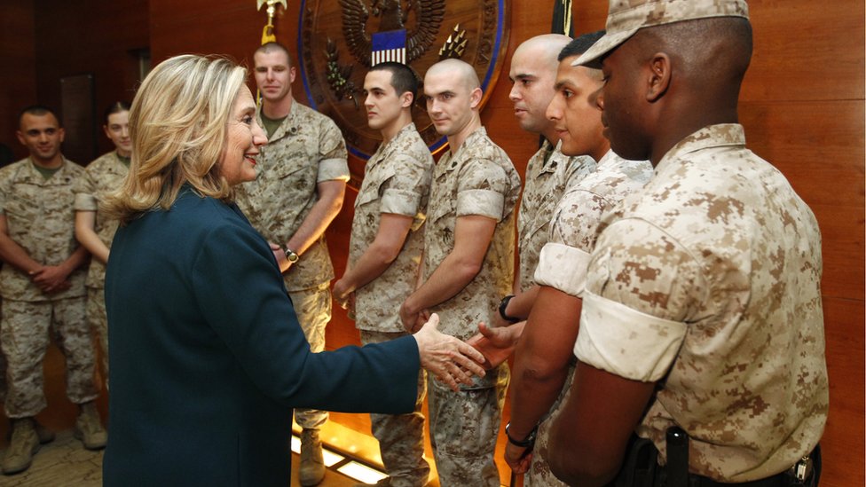 Хилари Клинтон пожимает руку американским военнослужащим во время визита в Афганистан в 2011 году.