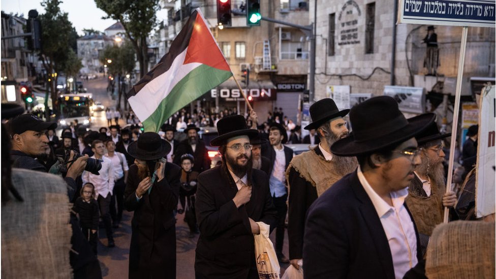 Jaredíes manifestándose con banderas palestinas.