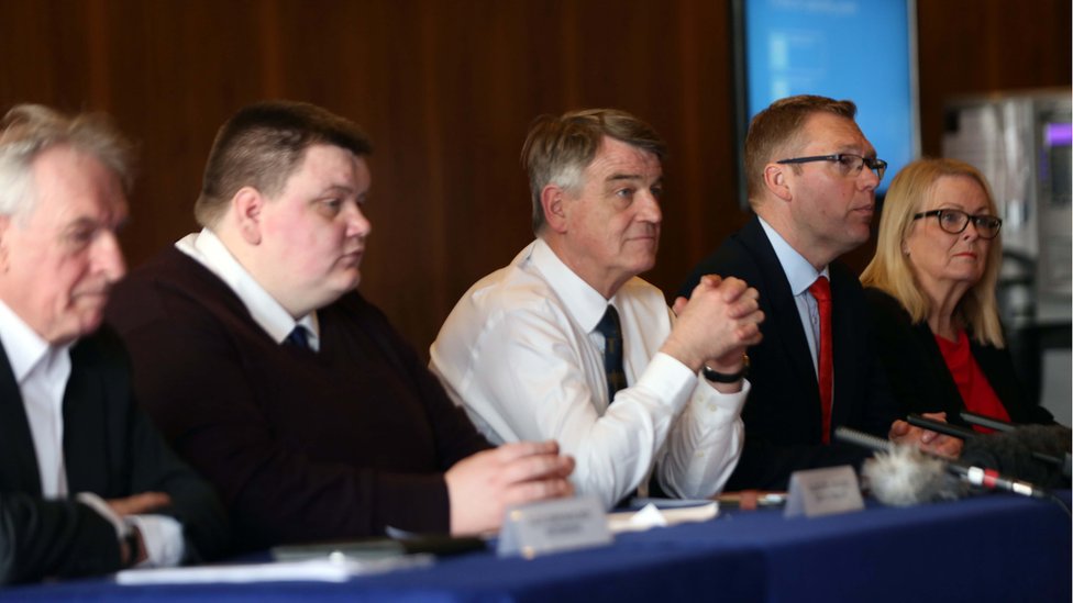 Лидеры совета объявляют о планах по сокращению загрязнения на Тайнсайде. (Слева направо) Советники Джон МакЭлрой, Карл Джонсон, Мартин Гэннон, Ник Форбс и Арлин Эйнсли