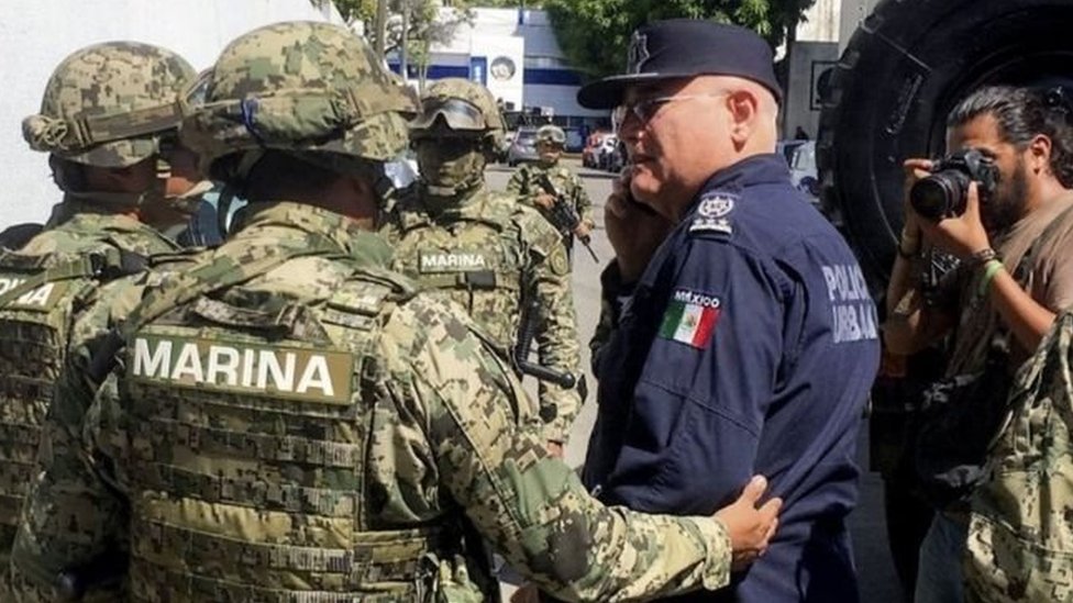 قوات المارينز رافقت رئيس شرطة أكابولكو ماكس لورينزو سيدانو إلى المقر الرئيسي للشرطة