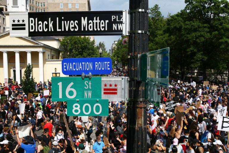 Мэр города одобрил нанесение надписи Black Lives Matter на улице в пятницу