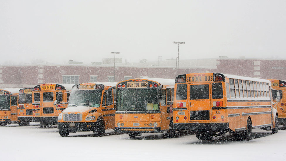 Школьные автобусы в снегу