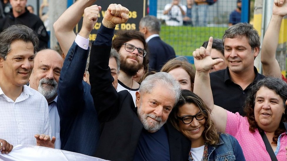 Lula sale de prisión.