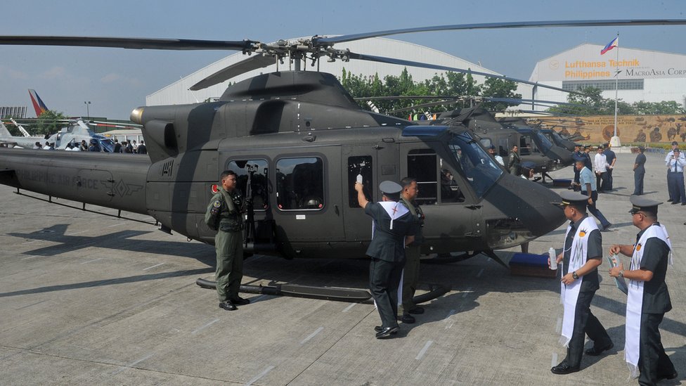 Капеллан ВВС Филиппин благословляет вертолет Bell 412 во время церемонии крещения в 2015 году