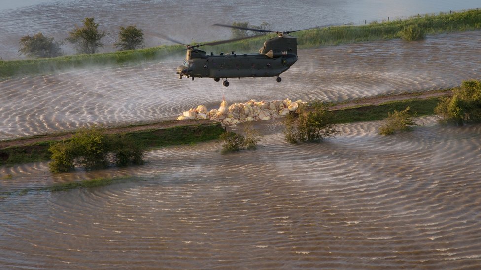 Вертолет ВВС Великобритании «Чинук» сбрасывает балласт в брешь в реке Настой