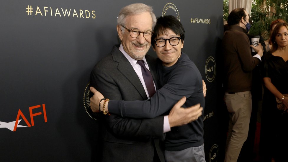 Steven Spielberg y Ke Huy Quan abrazados en enero de 2023.