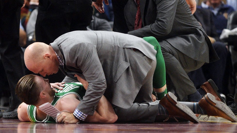 Los servicios médicos lo tuvieron que retener ante las evidentes muestras de dolor del jugador. Gordon Hayward