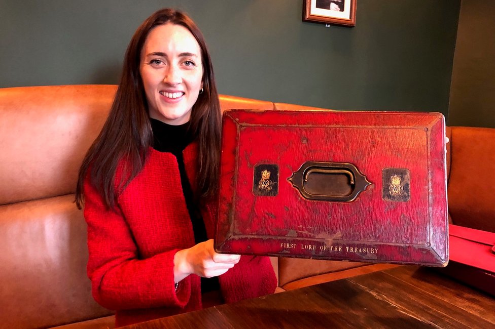 Alis Lokston, koja u ruci drži premijerovu kutiju za depeše iz 1840-ih, voditeljka je podkast serijala