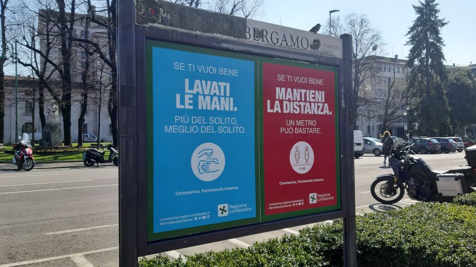 Carteles sobre el coronavirus en Bérgamo, Italia, el 16 de marzo de 2020.