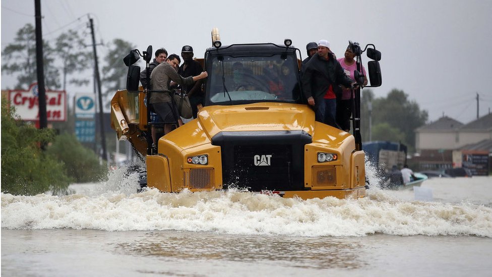 Los expertos aseguran que lo más peligroso ante un aguacero es a bordo de un vehículo en la carretera. Varias personas huyen de las inundaciones aferrados a un camión en Houston.