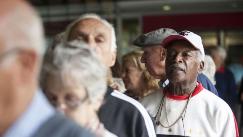 idosos em fila para atendimento