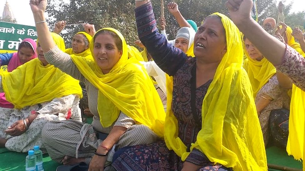 ਕਿਸਾਨ ਔਰਤਾਂ ਮੁਜ਼ਾਹਰਾ ਕਰ ਰਹੀਆਂ ਹਨ