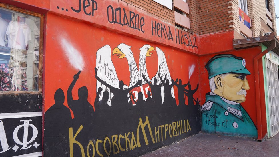 Zidovi su takođe iskorišćeni za murale sa nacionalnim porukama