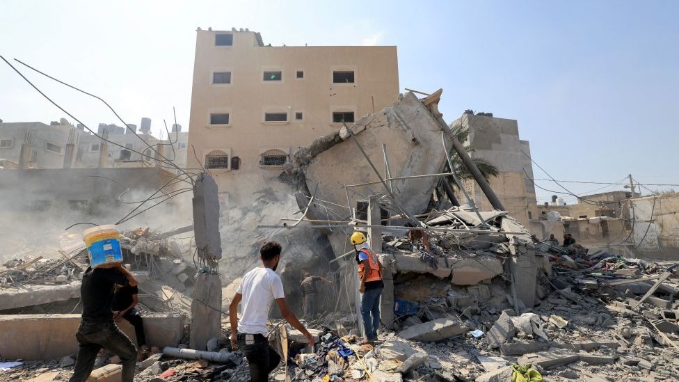 汗尤尼斯巴勒斯坦人在一處遭以軍炸毀的樓房中搜索傷者（14/10/2023）